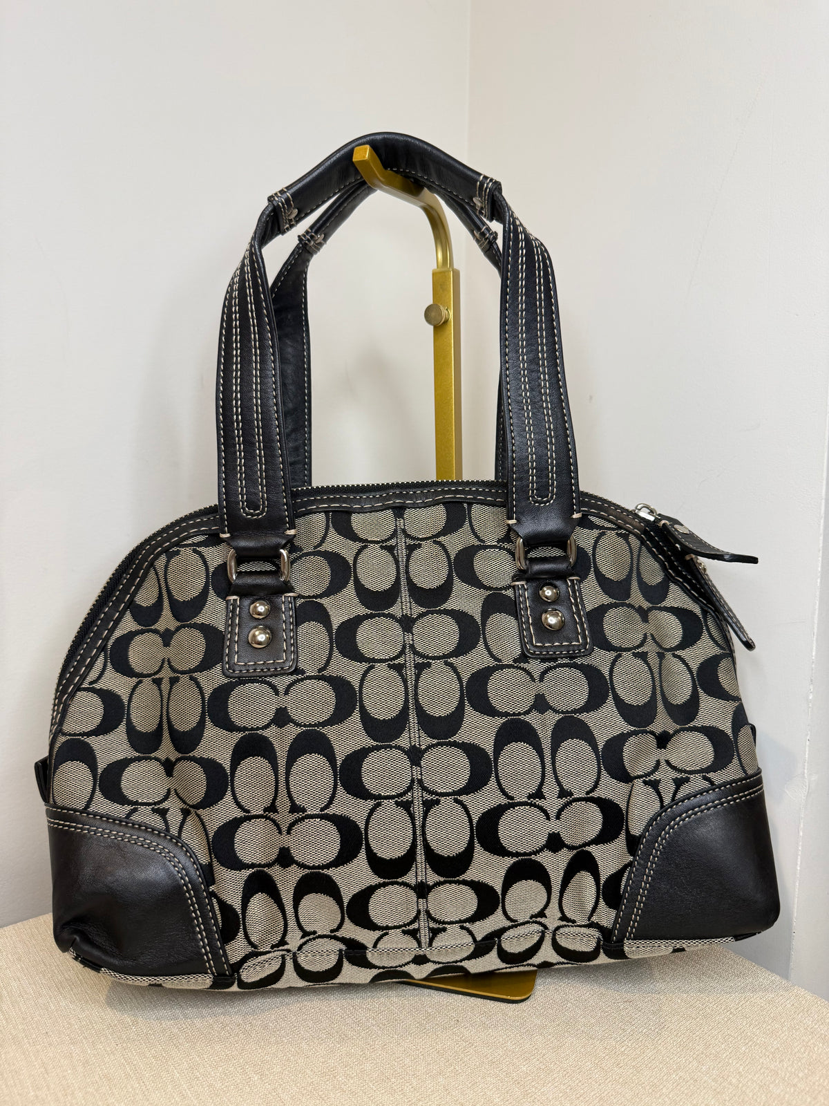 Pre-owned Coach Black Hamptons Turnlock Handbag 2010