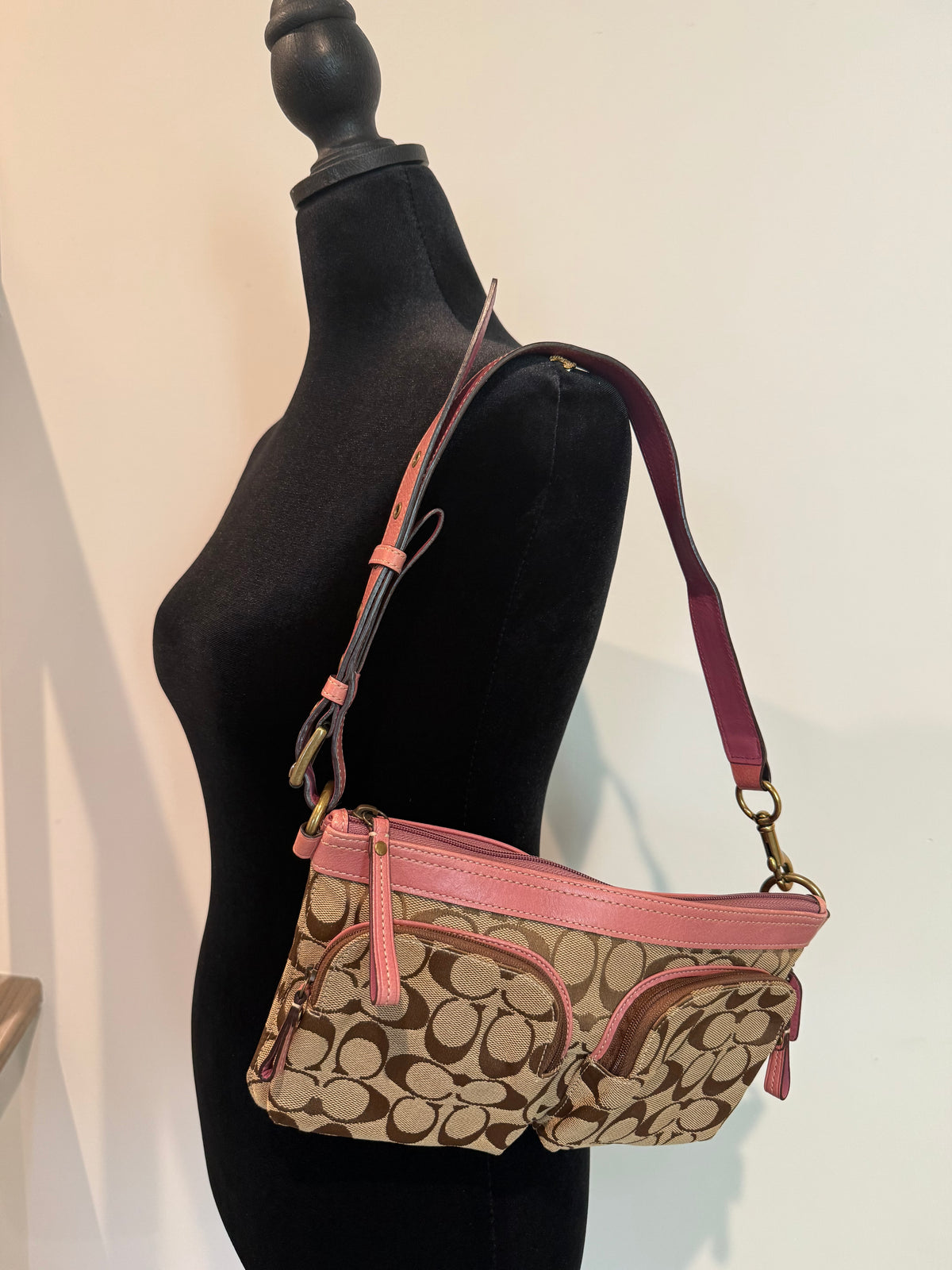 Pre-owned Coach Pink Signature Shoulder bag