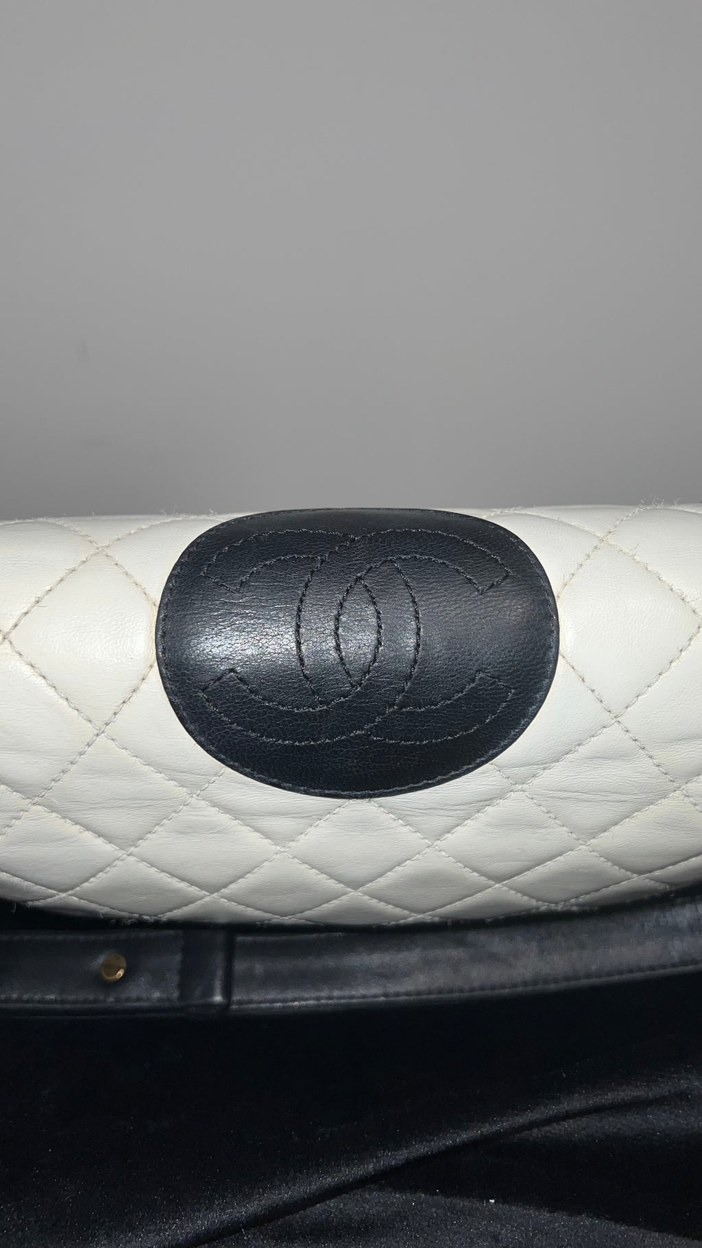 Pre-owned Chanel leather quilted crest medium boy bag
