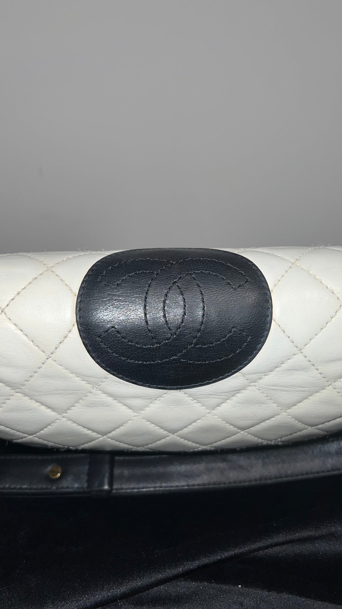 Pre-owned Chanel leather quilted crest medium boy bag