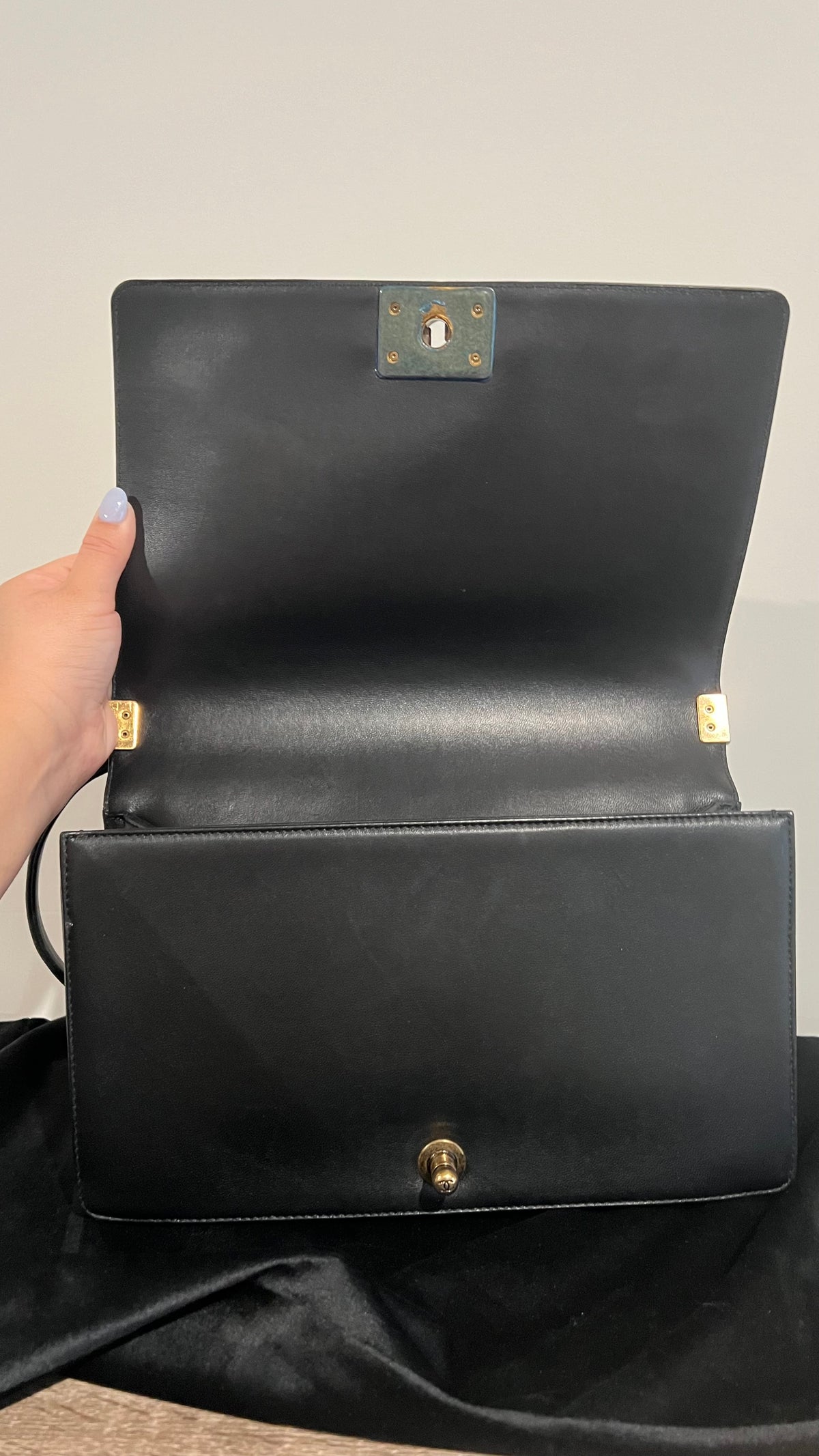 Pre-owned Chanel leather quilted crest medium boy bag