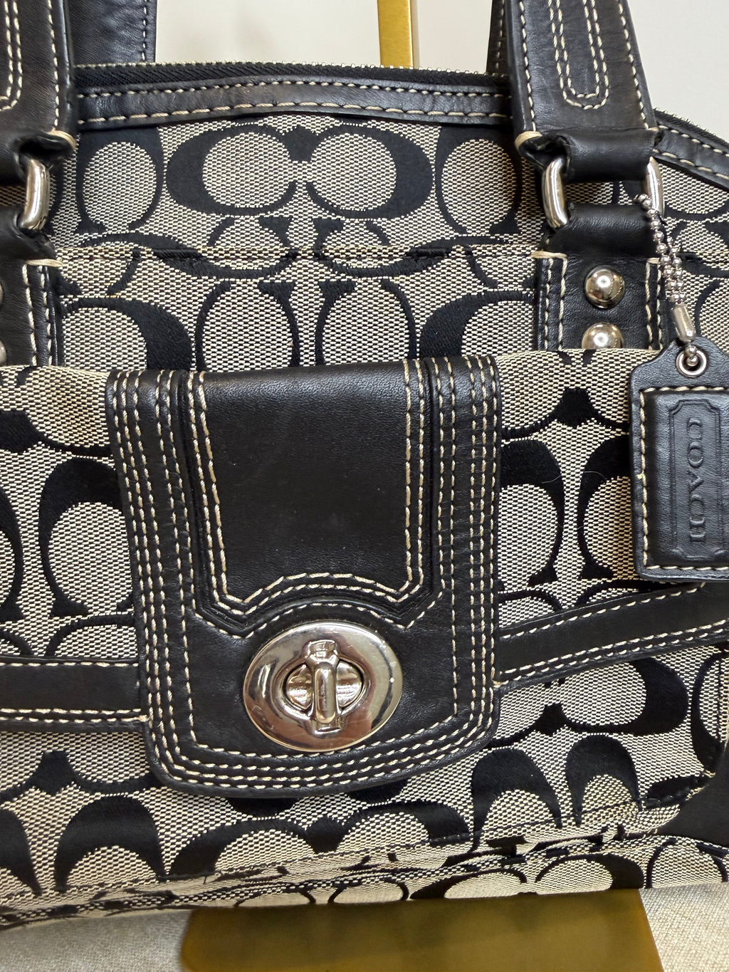 Pre-owned Coach Black Hamptons Turnlock Handbag 2010