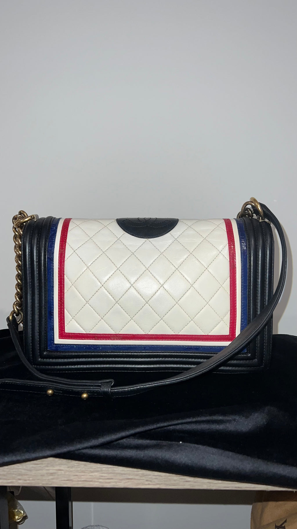 Pre-owned Chanel leather quilted crest medium boy bag