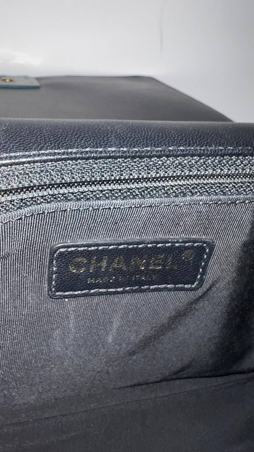 Pre-owned Chanel leather quilted crest medium boy bag