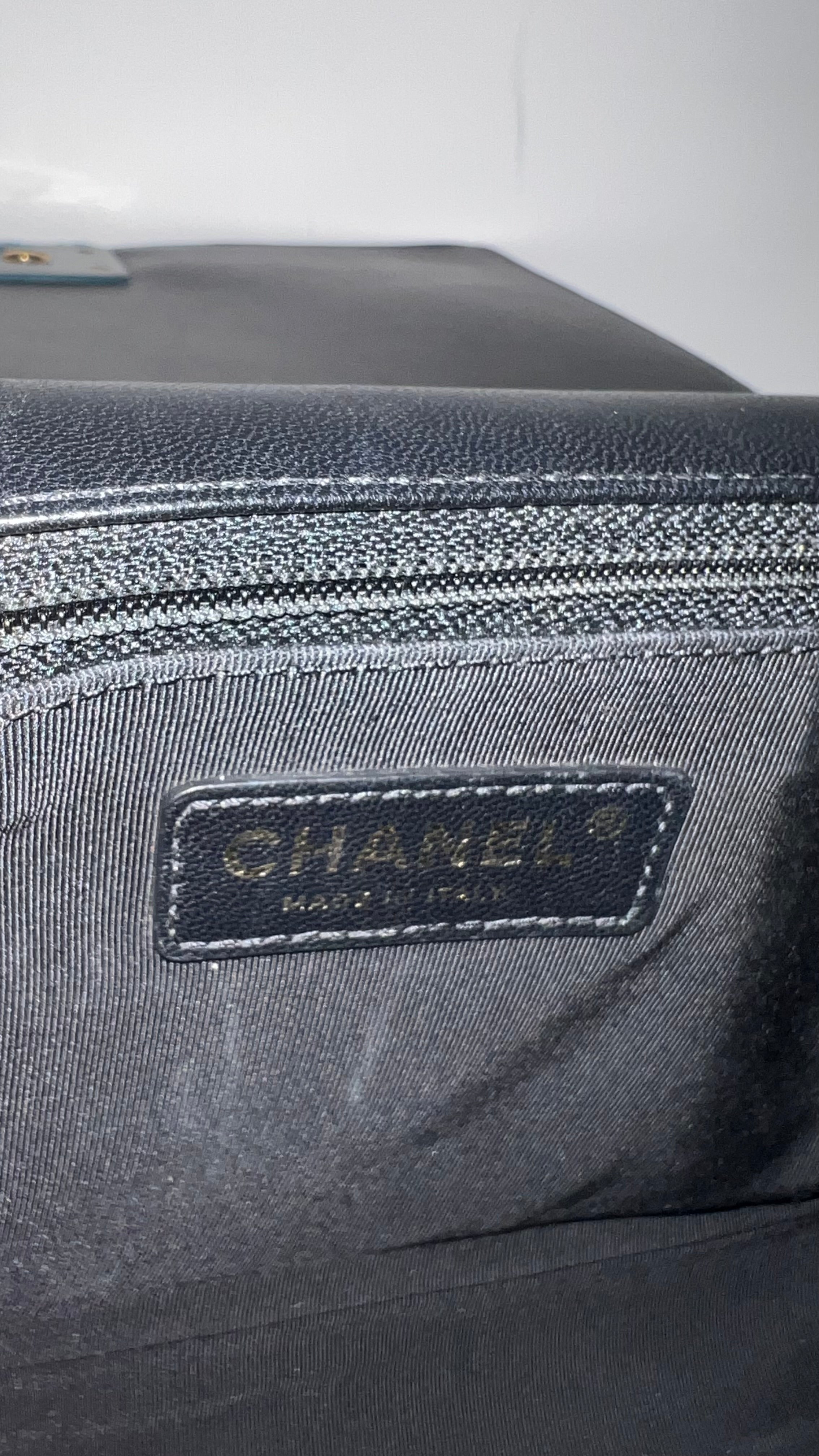 Pre-owned Chanel leather quilted crest medium boy bag