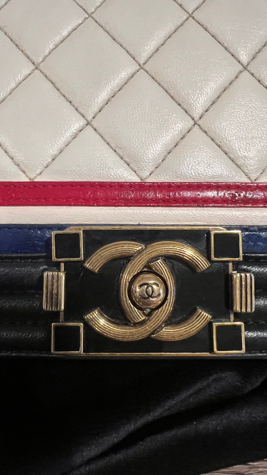 Pre-owned Chanel leather quilted crest medium boy bag