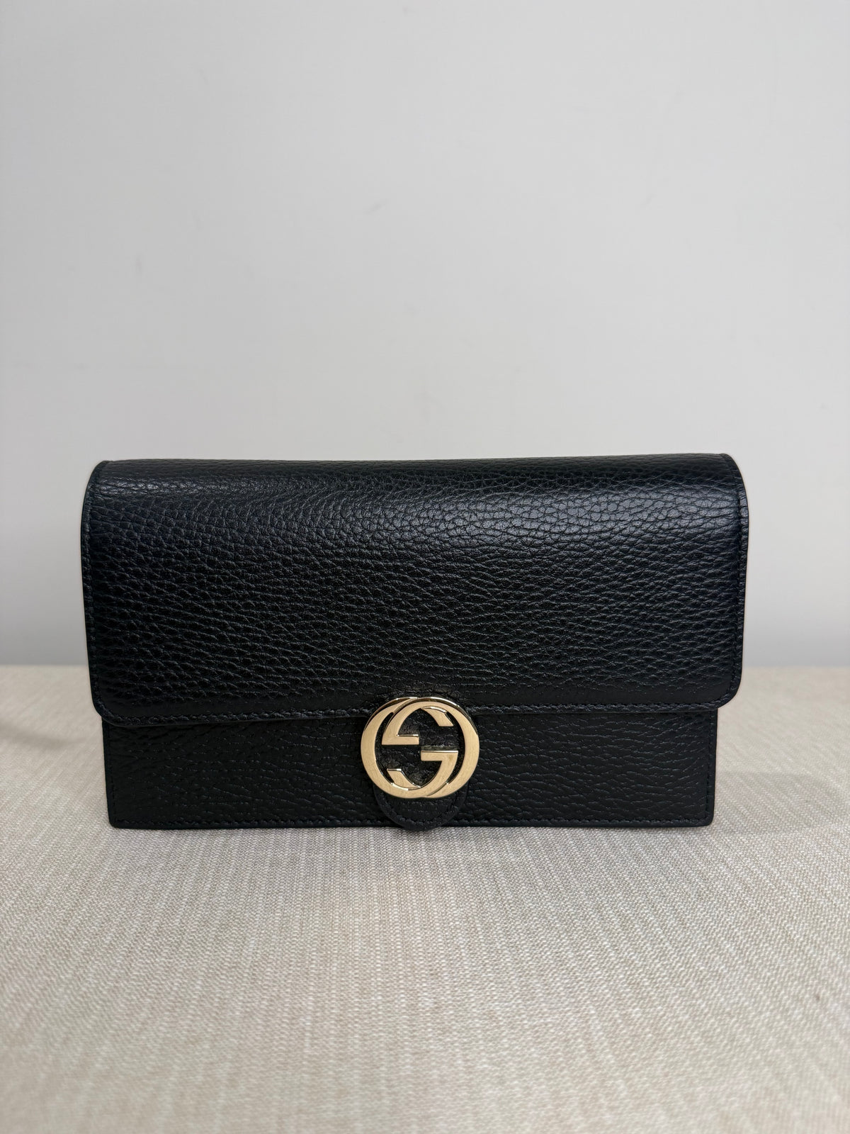 Pre-owned Gucci leather black wallet on chain