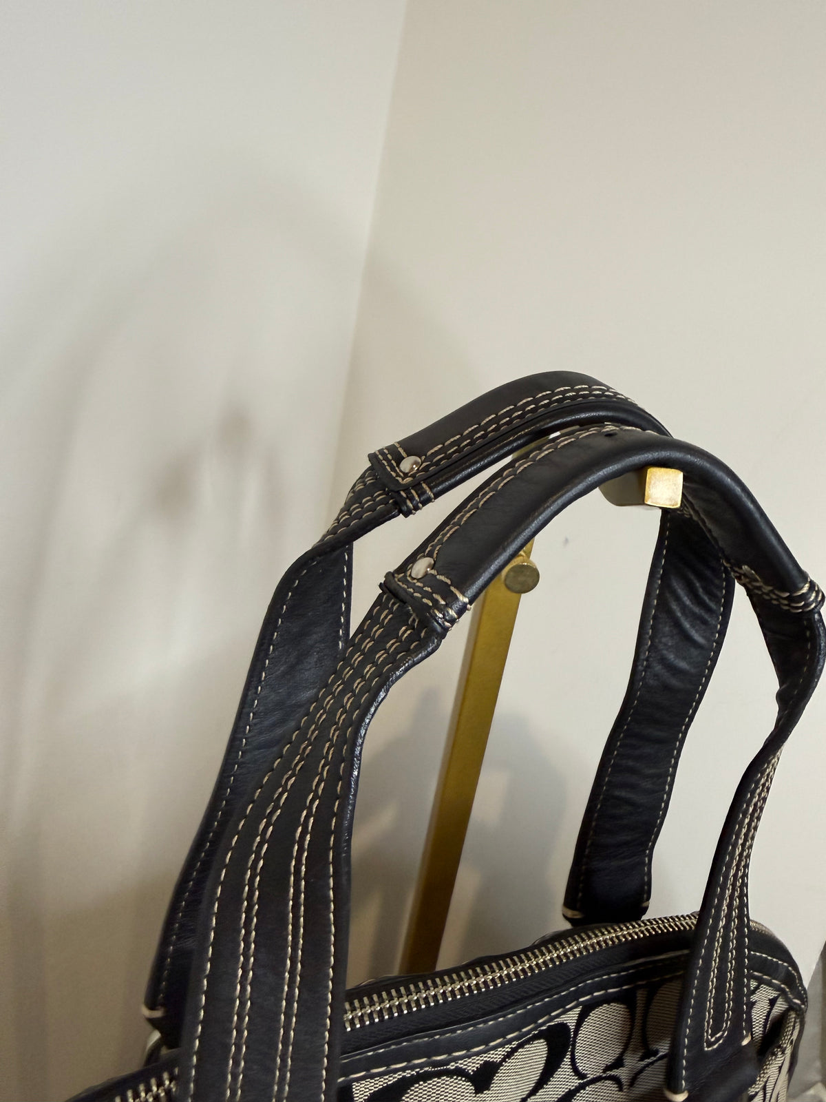 Pre-owned Coach Black Hamptons Turnlock Handbag 2010