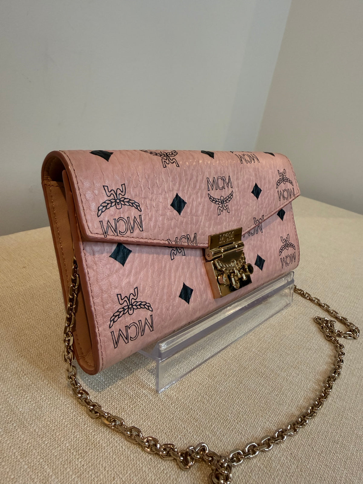 Pre-owned MCM Leather Vicetos Wallet on Chain