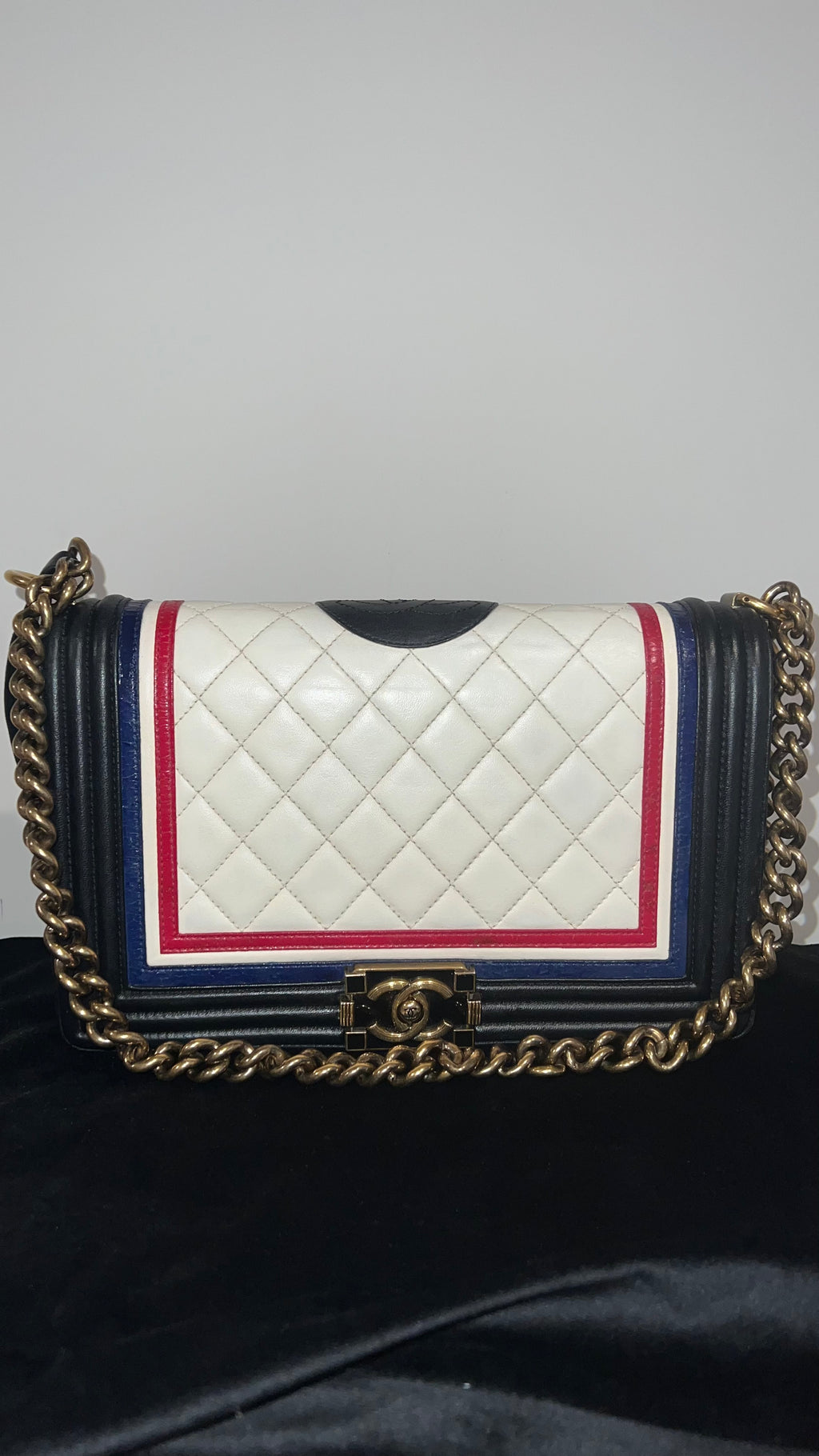 Pre-owned Chanel leather quilted crest medium boy bag