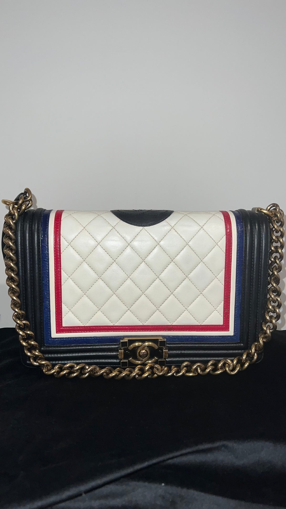 Pre-owned Chanel leather quilted crest medium boy bag