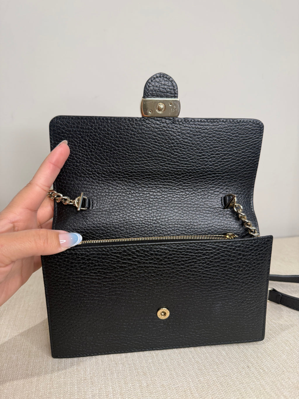 Pre-owned Gucci leather black wallet on chain