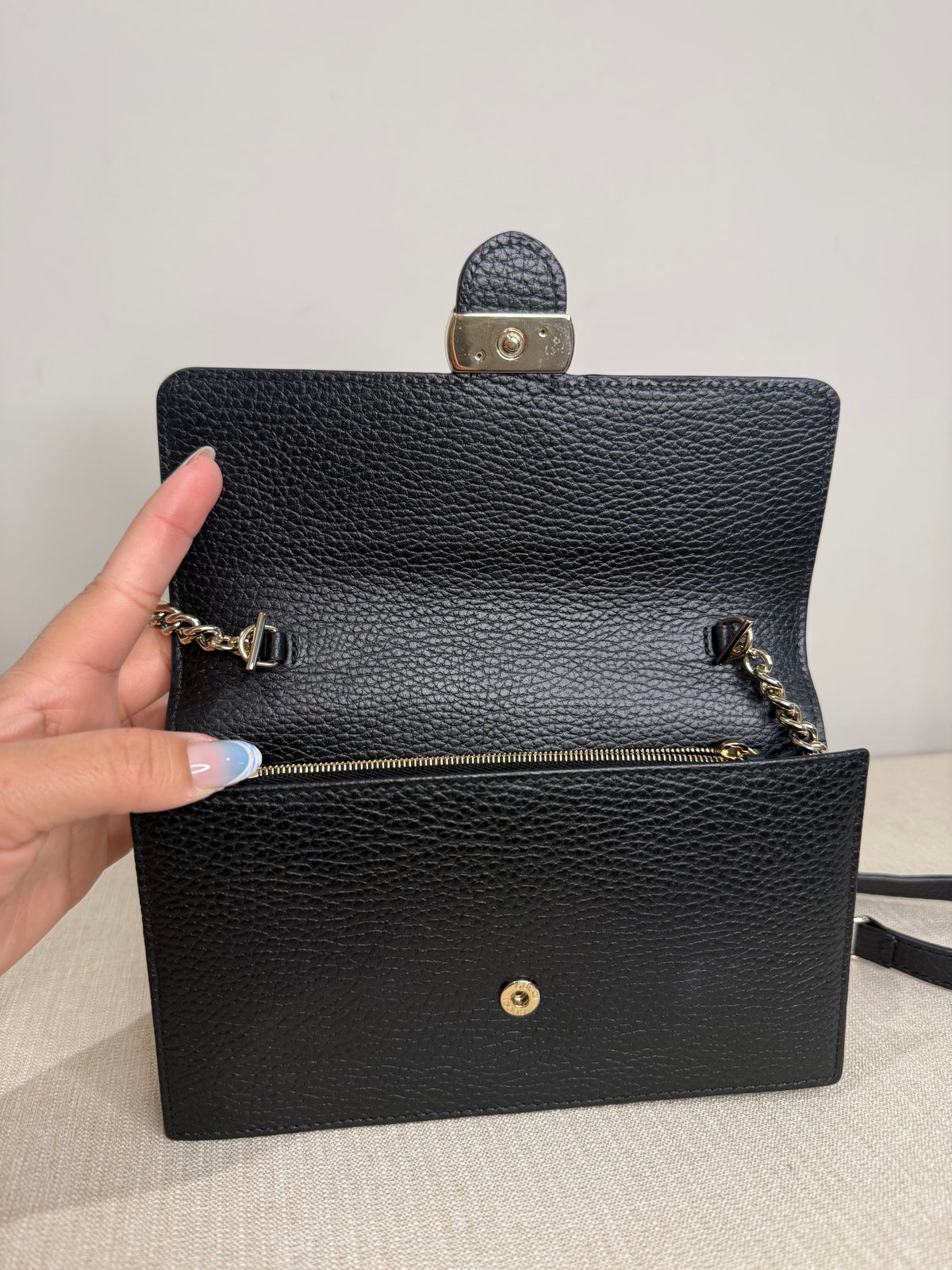 Pre-owned Gucci leather black wallet on chain