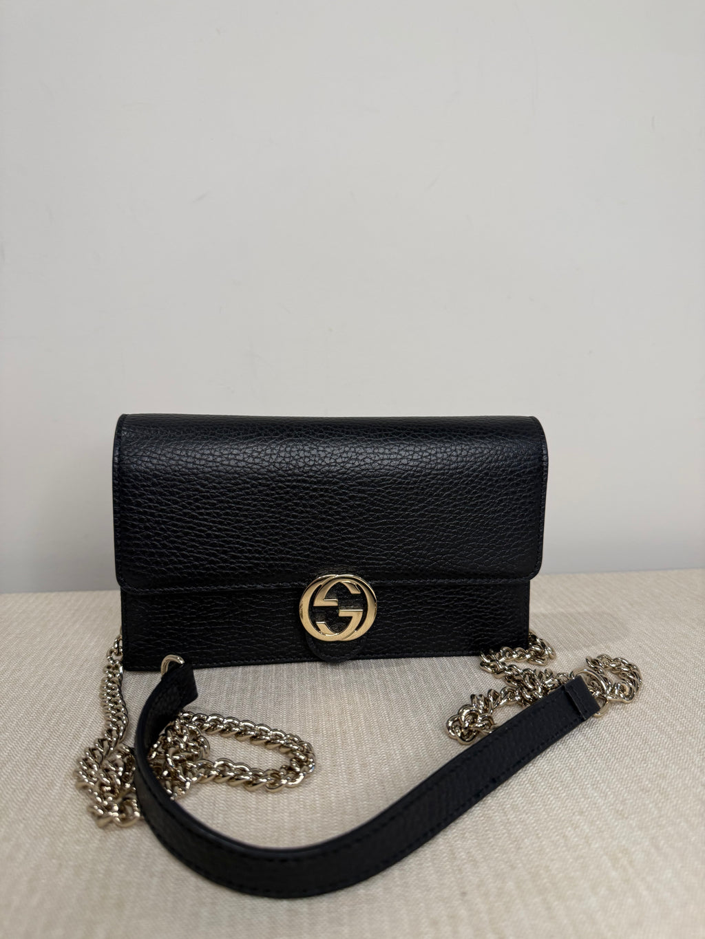 Pre-owned Gucci leather black wallet on chain