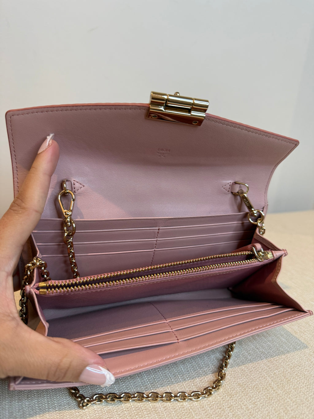 Pre-owned MCM Leather Vicetos Wallet on Chain
