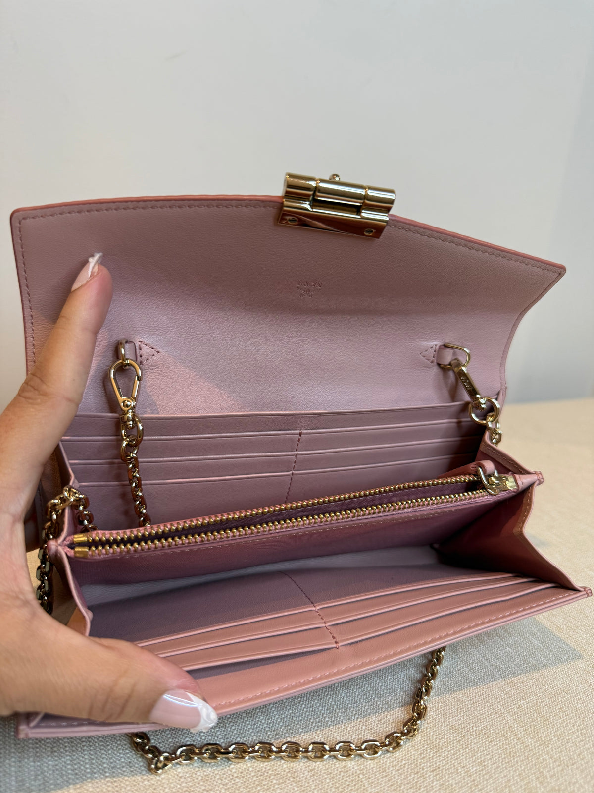 Pre-owned MCM Leather Vicetos Wallet on Chain