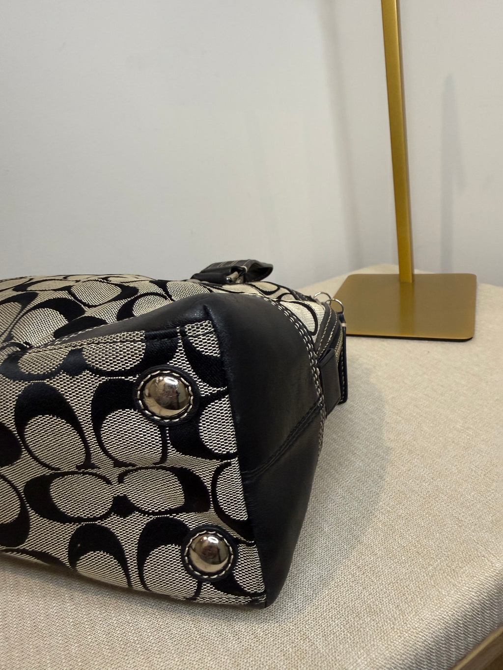 Pre-owned Coach Black Hamptons Turnlock Handbag 2010
