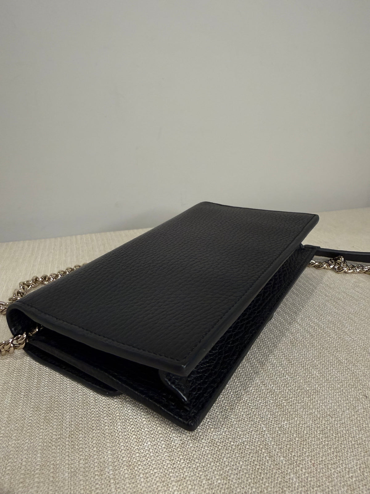 Pre-owned Gucci leather black wallet on chain