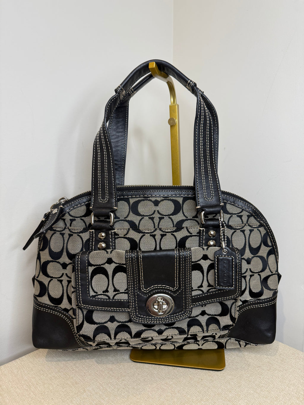 Pre-owned Coach Black Hamptons Turnlock Handbag 2010