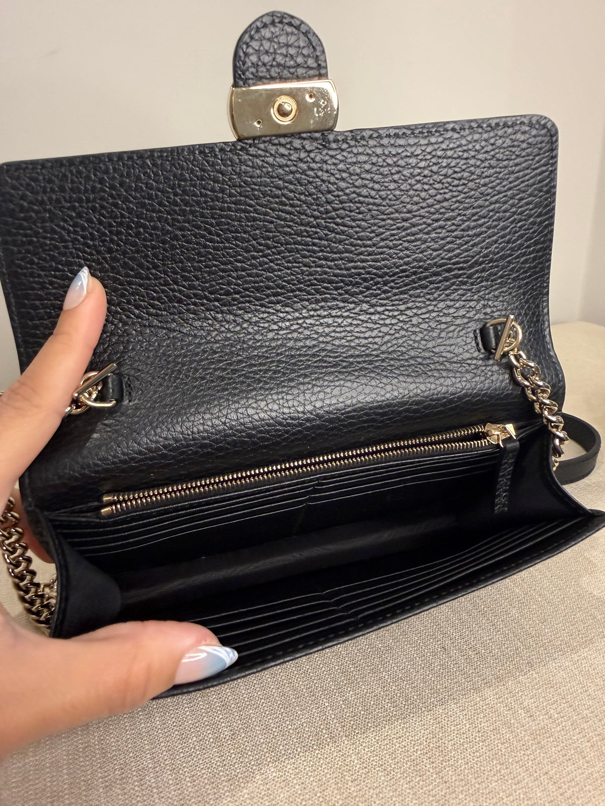 Pre-owned Gucci leather black wallet on chain