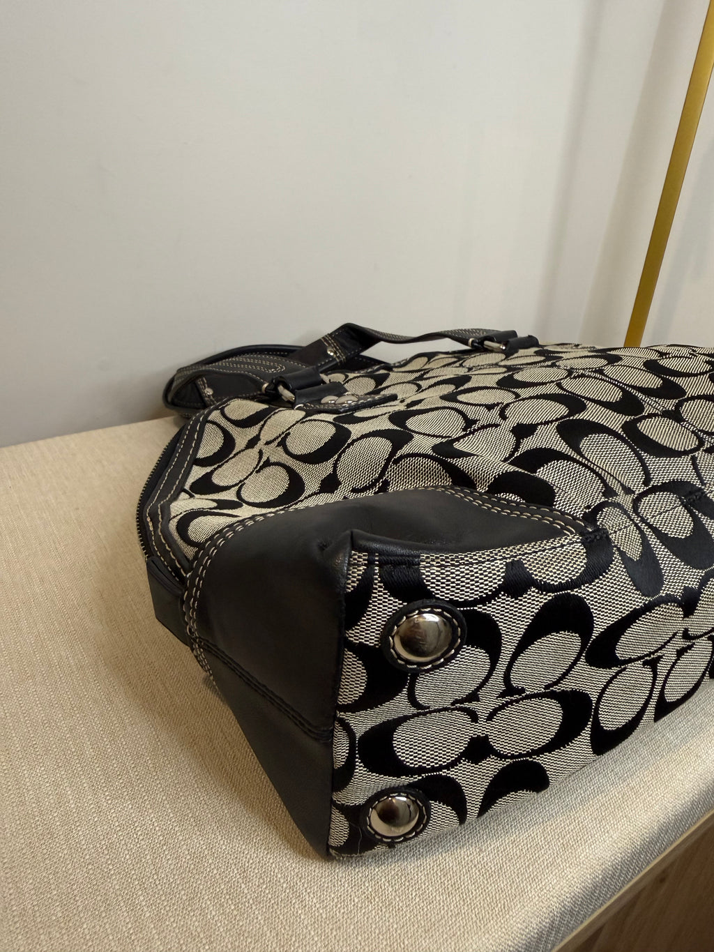 Pre-owned Coach Black Hamptons Turnlock Handbag 2010