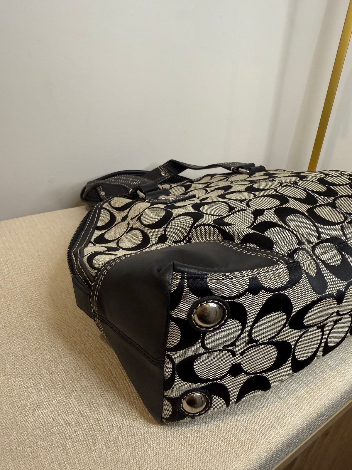 Pre-owned Coach Black Hamptons Turnlock Handbag 2010